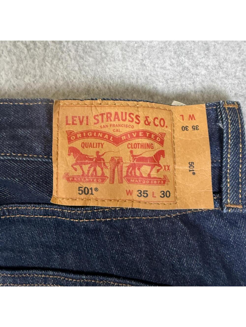 Levi's 501 Men's Size 35x30 Medium Wash Relaxed Fit Straight Leg Jeans - Picture 8 of 9